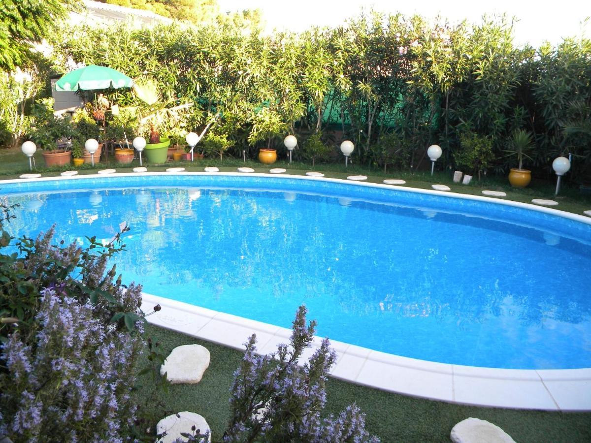 Bed and Breakfast Chez Patrick Roujan Exterior foto